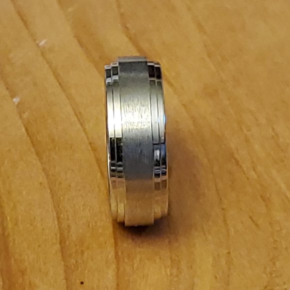 New Confort Fit Benchmark Signed Ring Floor Sample - Picture 2 of 6